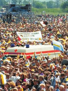 W rok po pielgrzymce, 17 czerwca 1998 roku Ojciec Święty otrzymał w Watykanie akt nadania Mu przez Radę Miejską tytułu Honorowego