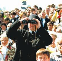 Zaproszenie do Legnicy z rąk ówczesnego Przewodniczącego Rady Miejskiej Tadeusza Krzakowskiego i Prezydenta Ryszarda Badonia Jan Paweł II przyjął w Watykanie w roku 1995.