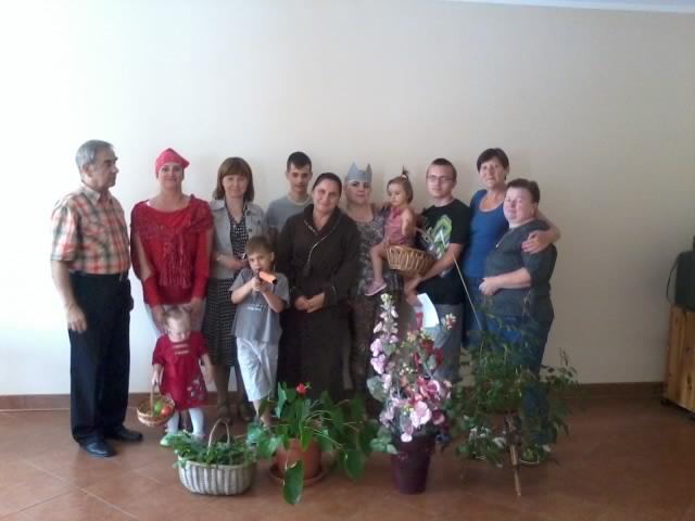 Na zakończenie przedstawienia wspólne pamiątkowe zdjęcie: Pan Prezes Fundacji, Czerwony Kapturek z siostrą, koordynator osób bezdomnych, ptaszek leśny, gajowy, babcia, wilk na rękach trzyma siostrę