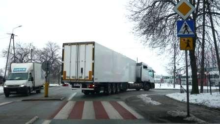 podczas skrętu mimo, że pojazdy spełniają ustawowe wymaganie zachowania na zakrętach. Rys. 11.