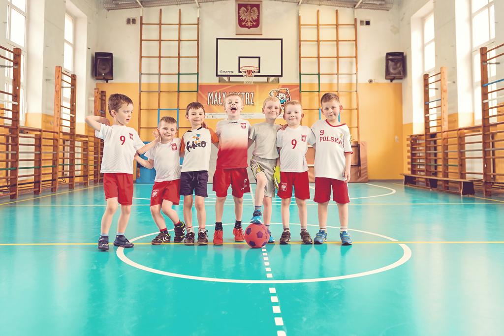 Jest jeszcze słabo skoordynowany, co przejawia się np. udziałem całego ciała w wykonywaniu wszystkich czynności.