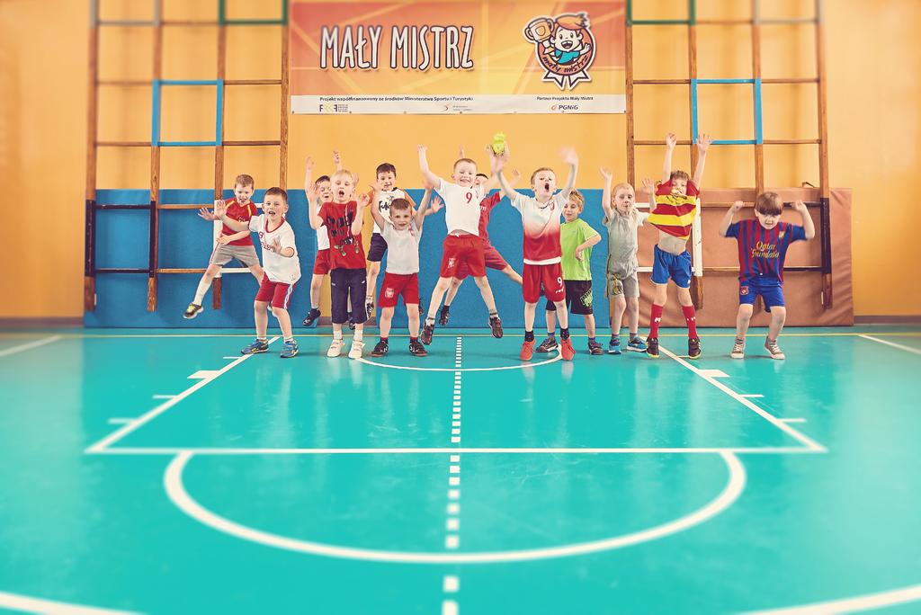 Jeśli w czasie wakacji czy urlopów nie posyłasz dziecka do przedszkola, pamiętaj aby zapewnić mu codzienną dawkę ruchu, najlepiej na świeżym powietrzu.