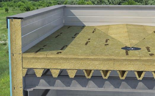 Układamy luzem folię paroizolacyjną ROCKWOOL na blasze trapezowej na zakładkę ok. 0 cm. Folia paroizolacyjna ROCKWOOL Sklejamy folię taśmą samoprzylepną.