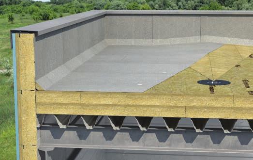 Poszczególne rzędy płyt układamy mijankowo w stosunku do warstwy spodniej termoizolacji. W lini wpustów układamy płyty z dwukierunkowym spadkiem ROCKFLL (KSP).