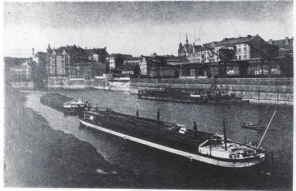 rola i znaczenie Warty w dawnym Poznaniu 63 Fot. 2. Port poznański Photo 2. River port in Poznań towarów kolonialnych, nawozów sztucznych, fosforanów i siarki.
