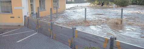 Zapory przeciwpowodziowe Zapory przeciwpowodziowe przeznaczone są do ochrony terenu przed zalaniem. Mogą być one stosowane jako uzupełnienie istniejących zabezpieczeń (np.