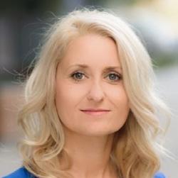 Zajmuje się również szeroko rozumianą komunikacją wewnętrzną i zewnętrzną, budowaniem systemu obsługi klienta oraz strategii CSR firmy.