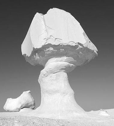 Zadanie 18. (2 pkt) Podaj nazwę rodzaju wietrzenia skał, który dominuje na pustyni skalistej, oraz cechę klimatu główną przyczynę rozpadu skał w wyniku działania tego rodzaju wietrzenia.