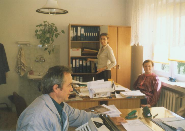 Ina Łapacz w trakcie prac analitycznych. Od lewej inst. higieny Krystyna Frąckowiak, inst.