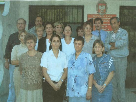 Pracownicy PSSE w Wągrowcu ( zdjęcie z września 2002r.) Z dniem 30.04.2002 r. przeszła na emeryturę długoletnia pracownica laboratorium PSSE technik farm. Janina Mucha. W 2002 r.