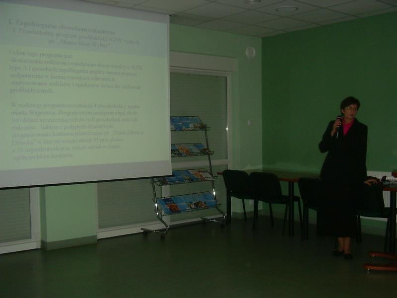 P. mgr inż. Ina Łapacz w trakcie prezentacji - Otwarte drzwi 23.10.2006 w Miejskim Ośrodku Informacji Europejskiej w Wągrowcu.