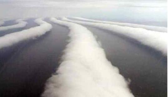 Stojąca chmura soczewkowa (standing lenticular cloud). Chmura ta daje widoczne świadectwo na występowanie turbulencji. Wygląda jak równoległa do gór linia chmur cumulus.