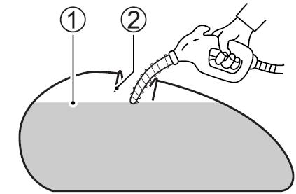 Korek wlewu paliwa Aby otworzyć korek wlewu paliwa należy: włożyć kluczyk do zamka i przekręcić zgodnie z ruchem wskazówek zegara. Przytrzymać kluczyk w tej pozycji i odchylić korek wraz z kluczykiem.