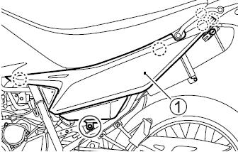 1. Ustaw motocykl na nóżce bocznej. 2. Odkręć śrubę. Odczep zaczepy osłony. Zdejmij lewą osłonę ramy (1). 3. Odkręć śrubę ujemnego (-) zacisku akumulatora (2). 4.