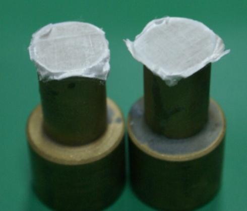 Między czołowymi powierzchniami próbek o średnicy 16 mm umieszczano tkaniny polietylenowe w postaci wycinanych kwadratów o boku 20 mm.