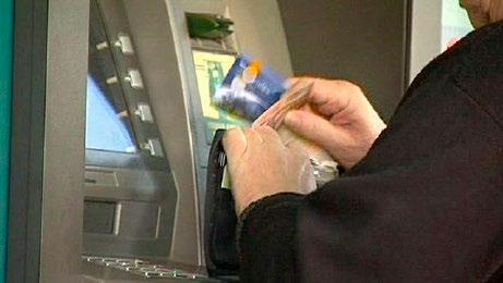 Tabela 2 prezentuje stawki interchange dla kart debetowych VISA w zestawieniu z liczbą terminali przypadających na 1 tys. mieszkańców. Okazuje się, że w Polsce opłata ta jeszcze w 2012 r.