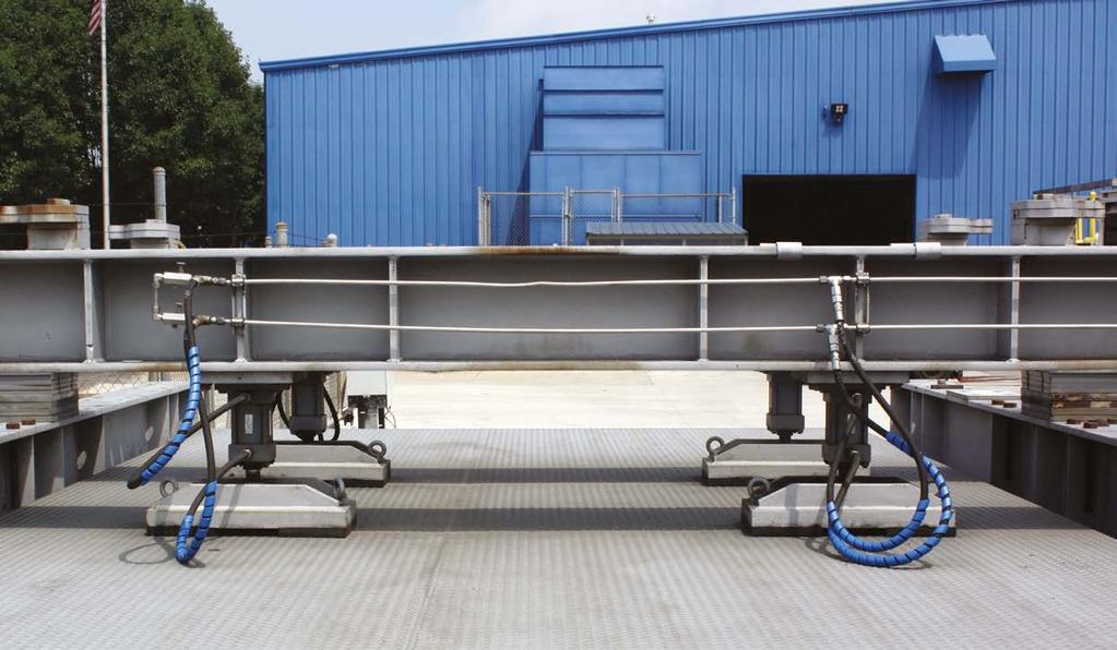 dużych ładunków. Żaden inny producent nie ma podobnej konstrukcji. Na tym stanowisku badawczym hydraulicznie sterowane stopy wywierają siłę do 54 430 kg.