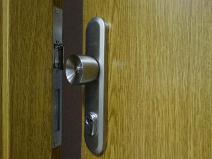pozostałe przejścia otwieranie kartą innych przejść w hotelu elektrozaczep czytnik kart do otwierania drzwi Drzwi muszą mieć zamontowane elektrozaczepy typu NC (normalnie zamknięte).