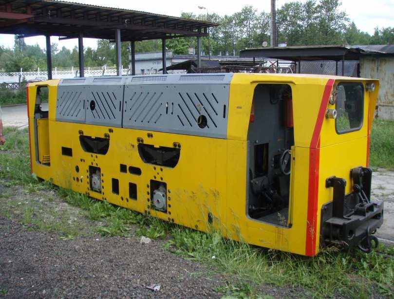 Rys. 8. Silnik SW 400 podczas testów napędu spalinowego [7] Rys. 9. Lokomotywa Lds-100 wyposażona w silnik SW 400 [11] Kolejnym przykładem jest silnik 4CT107 (rys. 10).
