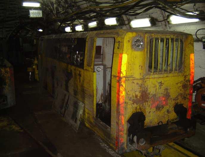 Rys. 14. Silnik Deutz D5A T (widok pomp jednosekcyjnych i przewodów wysokociśnieniowych) [11] Rys. 15. Lokomotywa Lds-100K-EMA w podziemnym wyrobisku górniczym [11] 4.