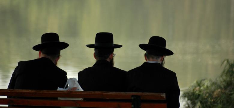 Żydzi wobec drugiego przykazania obecnie Do dzisiaj zamiast wypowiadać słowo Jahwe, zydzi zastępują je słowem Pan ( po hebrajsku Adonai ), powszechnie słowem szem Ten sposób myślenia legł u podstaw