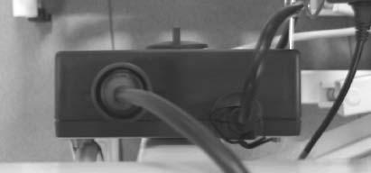 Włóż wtyczkę pilota do urządzenia blokującego. 3. Załóż pierścień bezpieczeństwa na kabel wchodzący do skrzynki.