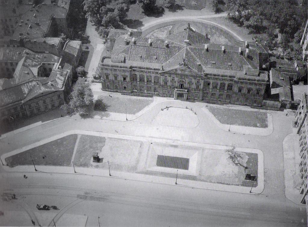 Pałac Krasińskich. Widok z lotu ptaka wykonany w lipcu 1944 roku. Repr. z: M. Barański, A.