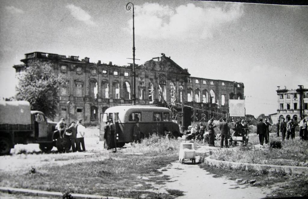 Pałac Krasińskich. Fasada pałacu po rozpoczęciu odbudowy. Stan z końca lat 40-tych XX wieku.