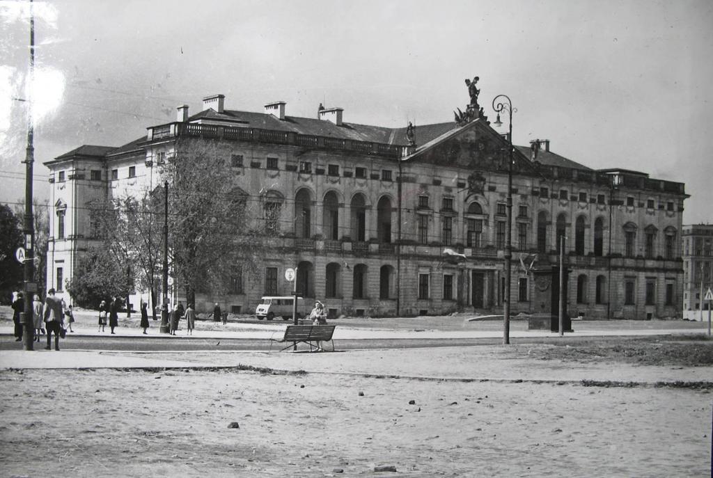 Pałac Krasińskich. Widok pałacu po odbudowie bryły budynku.