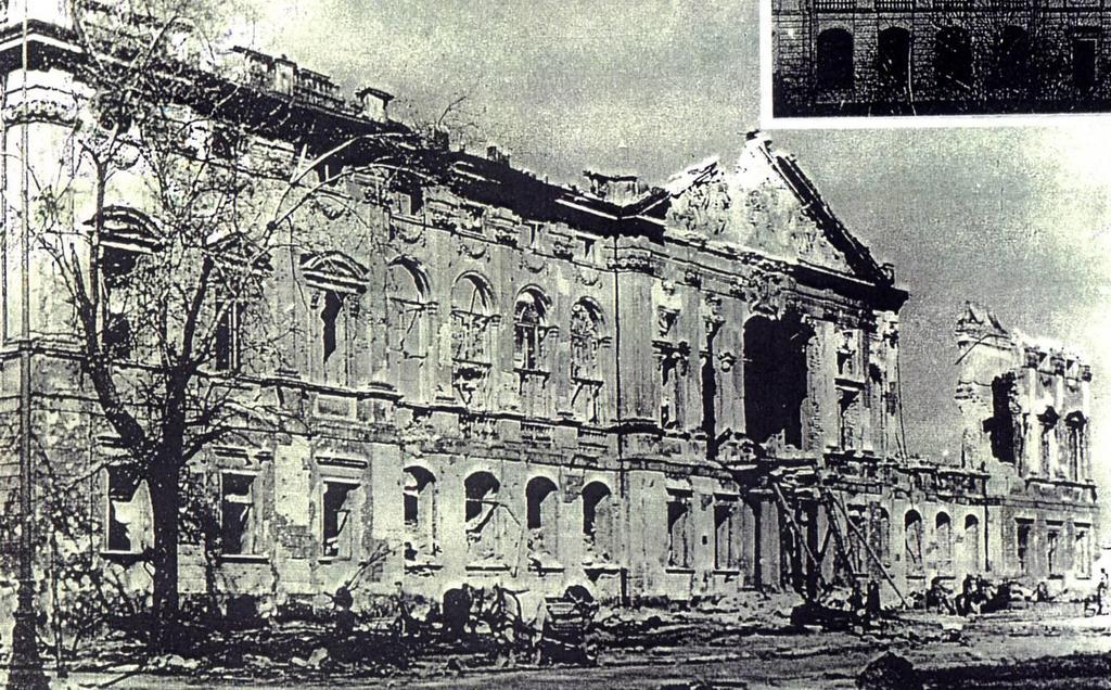 Pałac Krasińskich. Fasada pałacu po zniszczeniach w powstaniu w sierpniu 1944 r.