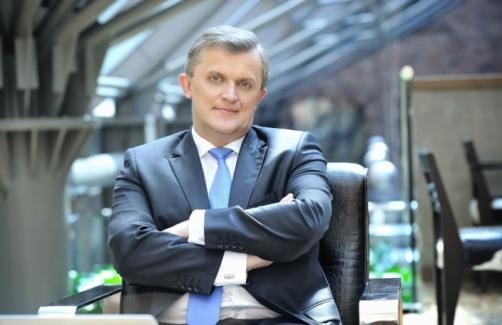 Bazując na ogromnym doświadczeniu rynku niemieckiego i polskiego opracował unikalne metody budowania zamożności wśród swoich klientów, dla których opracowuje indywidualne plany finansowe.