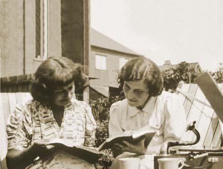Literatur biblijn udost pniamy ludziom na całym swiecie Harfa Boza 5 800 000 EGZEMPLARZY [36 j zyk ow] Niech B og b dzie prawdziwy 18 400 000 EGZEMPLARZY [56 j zyk ow] 1946-2013 odnotowano 331