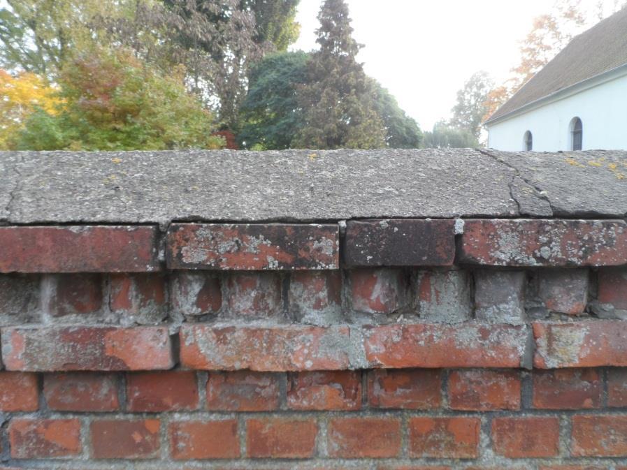 Powyżej tych 2 warstw murowanych znajduje się warstwa wieńcząca mur przęsła - cegły ułożone są na płask, zarówno od strony wewnętrznej jak i zewnętrznej, widoczne są tylko wozówki.
