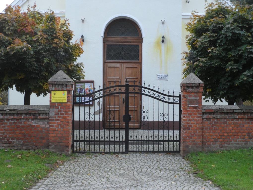 Słupy przy bramie są murowane, w części głównej mają przekrój 53,5 x 53,5 cm. W części górnej słup zwieńczony jest głowicą z 3 warstw cegieł, o układzie analogicznym jak słupki przęsłowe.
