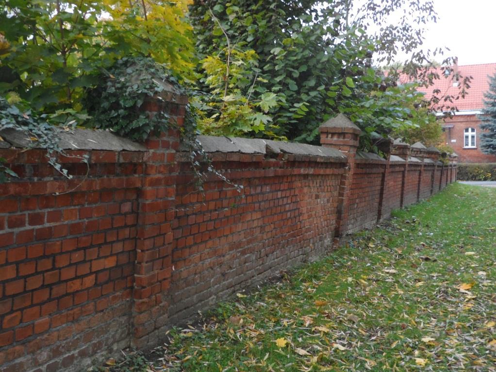 Część północna ogrodzenia mur znacząco odchylony od pionu Czapa na przęśle części zachodniej ogrodzenia Reasumując: na kilku odcinkach ogrodzenie uległo całkowitemu