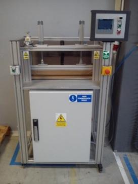 temperatury grzania, czasu grzania, czasu chłodzenia i ciśnienia docisku grzałki. Operator podczas testu ustawia parametry procesu i zgrzewa folię. Rys. 2.