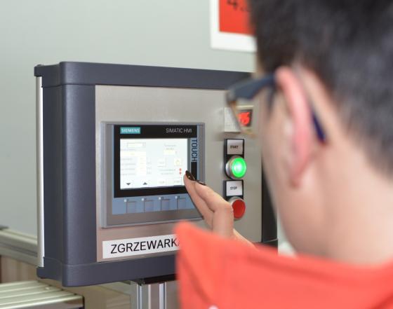 Zgrzana próbka poddawana jest badaniu na urządzeniu zrywającym, które mierzy siłę [N] potrzebną do zerwania próbki folii.