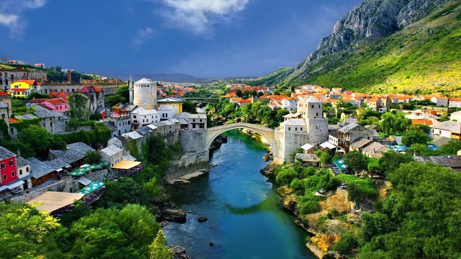 MEĐUGORJE - MOSTAR Međugorje. W 1981 roku w Međugorje na wzgórzu zwanym dziś BRDO UKAZANJA GÓRA OBJAWIEN, mialy miejsce objawienia Matki Boskiej, ktore trwaja do dziś.