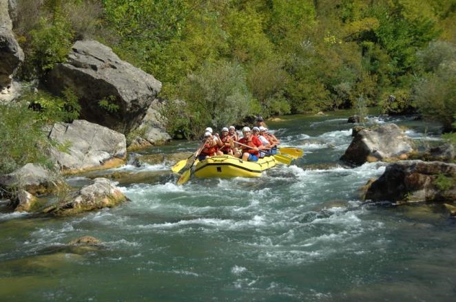 RAFTING KANONIEM RZEKI CETINY Rzeka Cetina wpada do Adriatyku w pirackim mieście Omiš, płynie jednym z najpiękniejszych kanionów Europy.