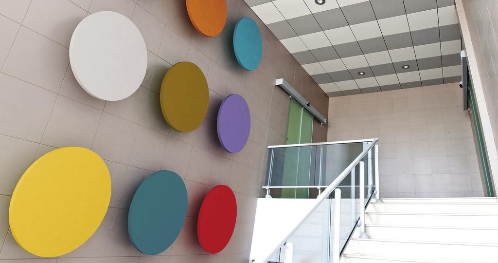 Ecophon Solo Circle na ścianie By zwiększyć chłonność akustyczną pomieszczenia, Ecophon Solo Circle można zainstalować także na ścianie. Panele mogą być mocowane warstwowo, tworząc różne wzory.