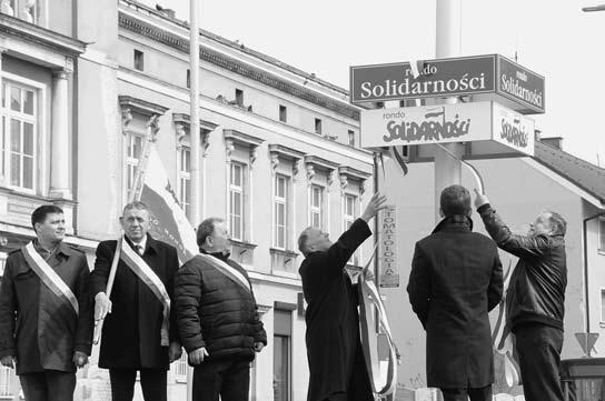 Rondo Solidarności W dniu 22 kwietnia 2017 r. w Kędzierzynie-Koźlu na nowo wybudowanym rondzie odbyła się uroczystość odsłonięcia tablic z nazwą Rondo Solidarności.
