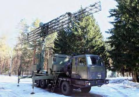 3 4 0 4 / 2 0 1 4 Przednia część nośnika i platformy antenowej. Dobrze widać skrzynkę napędów hydraulicznych anteny, za nim umieszczony jest blok agregatu prądotwórczego.
