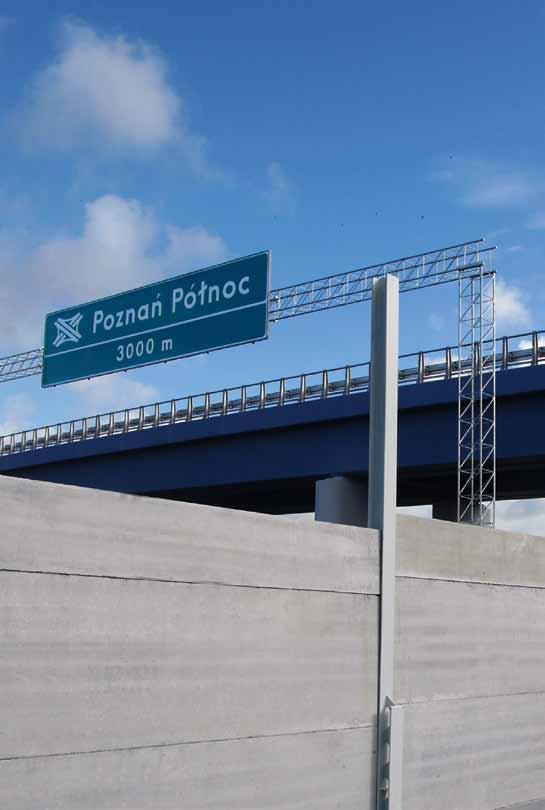 Panele SEA w pozycji magazynowania. przekładki z twardego styropianu poliuretanowego Panele SEA na pryzmatycznym stojaku transportowym.