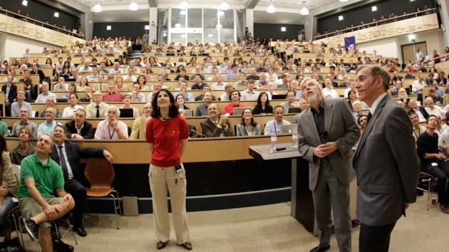 FOTON 118, Jesień 2012 27 Boska cząstka odkryta? Krzysztof Fiałkowski Instytut Fizyki UJ 4 lipca 2012 roku w wielkiej sali seminaryjnej CERNu w Genewie odbyło się nadzwyczajne seminarium.