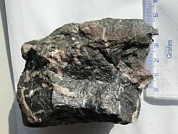 FOTON 118, Jesień 2012 5 Rys. 1. Uraninit z kopalni w Kowarach Wydobycie danych zasobów uranu jest zdeterminowane czynnikami ekonomicznymi.