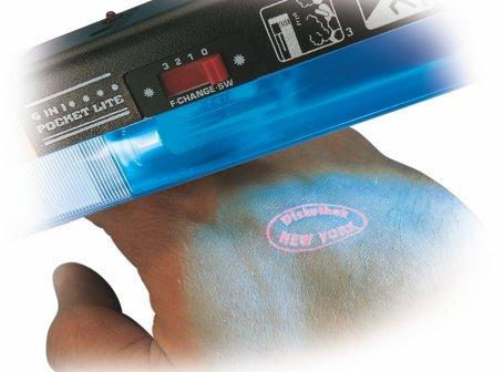 Tusz UV I Bezbarwny tusz fluorescencyjny, który pod wpływem światła UV (366nm) staje się intensywnie niebieski. Szybko wnika w porowate powierzchnie. Tusz na bazie wody.