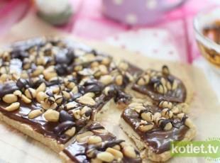 KĄCIK KULINARNY Mazurek KaJMAKOWO-ORZECHOWY Masa: 400 g masy kajmakowej 150 g czekolady gorzkiej 150 g słonych orzeszków 2 łyżki śmietany np.