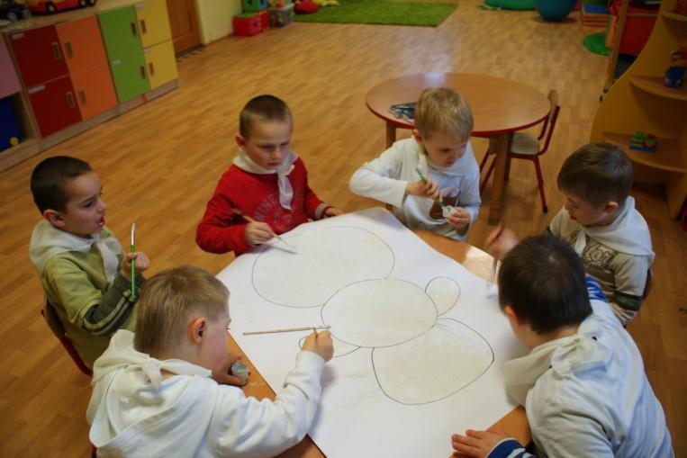 28 stycznia dzieci przyszły ubrane na biało. Po chwili kolor ten dominował już w całej sali, która została udekorowana białymi balonami i bibułą.