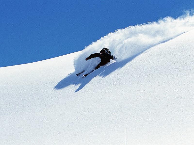 wyciągach, snowboardzistów i miłośników freerid-u oraz jazdy poza trasami.