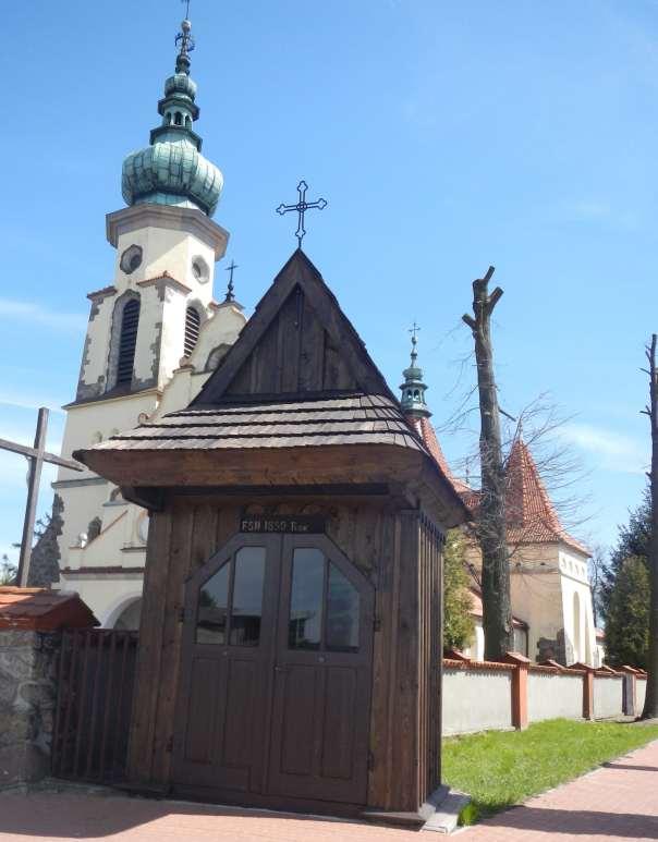 Kapliczka drewniana w Zajączkach Częstochowskie Biuro Geodezji i